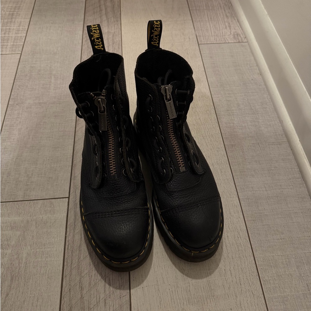 Dr. Martens SINCLAIR
Milled Nappa Leather Platform Boots